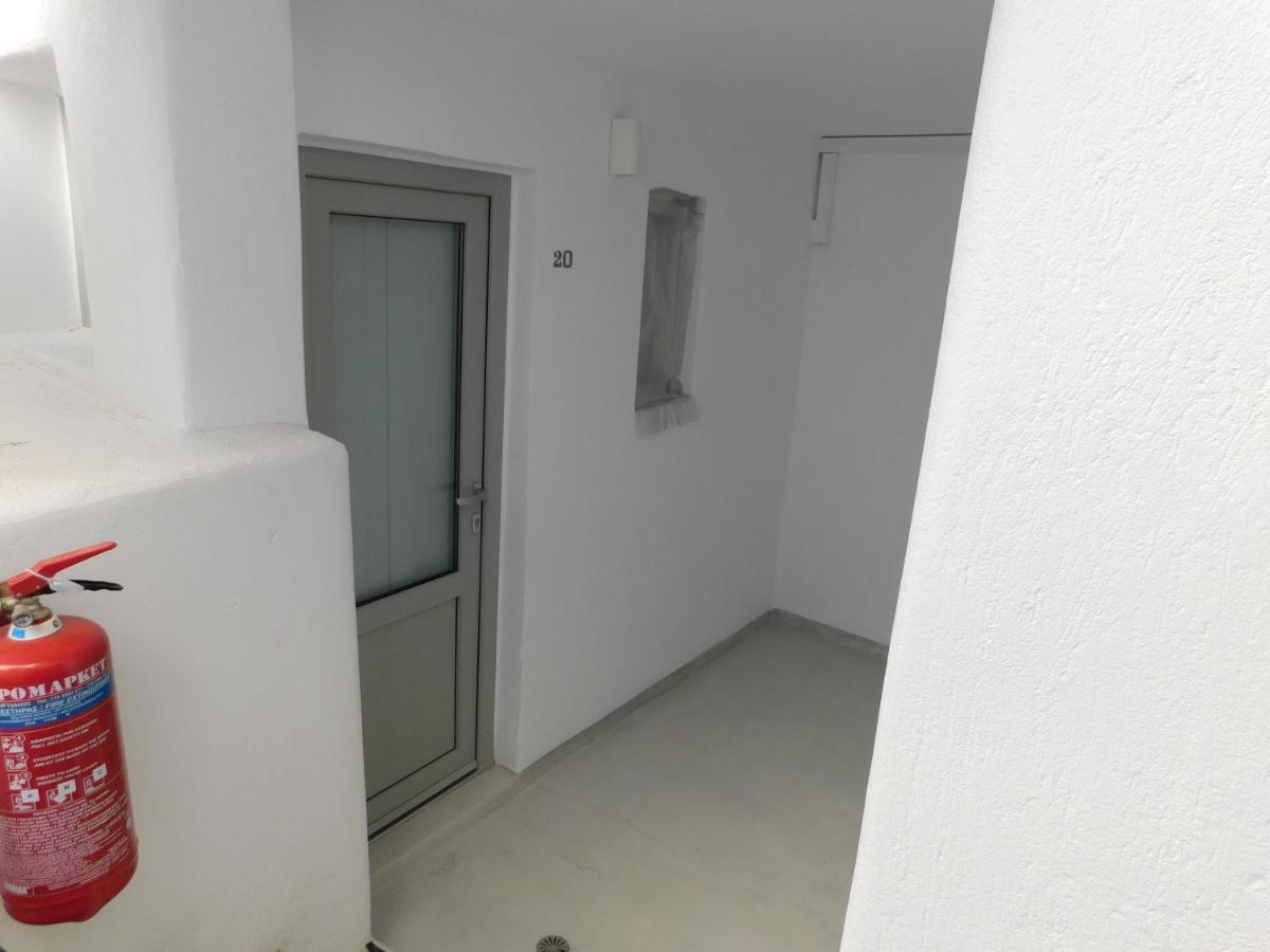 Fira Getaway - Economy Basement Rooms エクステリア 写真