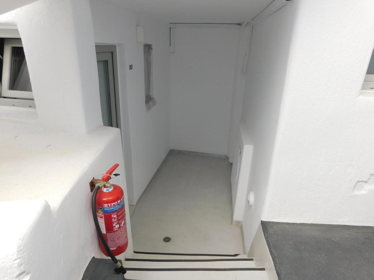 Fira Getaway - Economy Basement Rooms エクステリア 写真